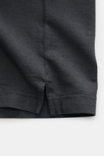 Nahaufnahme des seitlichen Saums mit Saumschlitzen des BRAUN Hamburg Jersey-Poloshirts dunkelgrau aus reiner Baumwolle, Slim Fit, Slim Fit mit offener Kragenleiste, fotografiert aus frontaler Perspektive.