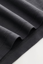 Nahaufnahme des dunkelgrauen BRAUN Hamburg Jersey-Poloshirts aus reiner Baumwolle, leicht griffig, Slim Fit, offene Kragenleiste, Saumschlitze.