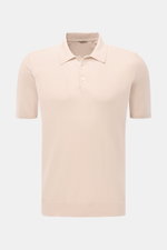 BRAUN Hamburg Kurzarm-Strickpolo sand, feiner Baumwoll-Feinstrick, Slim Fit, Polokragen, Drei-Knopf-Leiste, Rippbündchen, frontal fotografiert.