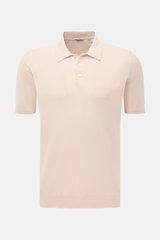 BRAUN Hamburg Kurzarm-Strickpolo sand, feiner Baumwoll-Feinstrick, Slim Fit, Polokragen, Drei-Knopf-Leiste, Rippbündchen, frontal fotografiert.