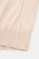 BRAUN Hamburg Kurzarm-Strickpolo sand, Nahaufnahme aus schräger Perspektive, feiner Baumwoll-Feinstrick, weicher Griff, Rippbündchen, Slim Fit.