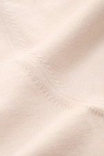 Nahaufnahme des feinen Strickbilds und der weichen Baumwollstruktur in sandfarben, Detailansicht des BRAUN Hamburg Kurzarm-Strickpolo sand.