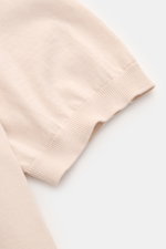 BRAUN Hamburg Kurzarm-Strickpolo sand in Nahaufnahme von oben, feiner Baumwoll-Strick, weiche Rippbündchen, Slim Fit, glatte Oberfläche.