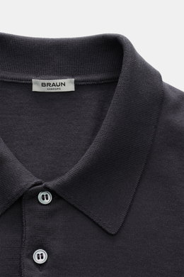 Nahaufnahme des BRAUN Hamburg Kurzarm-Strickpolo anthrazit von oben, feiner Baumwoll-Feinstrick, Slim Fit, Polokragen, Drei-Knopf-Leiste, weicher Griff.