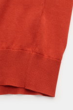Nahaufnahme von Bündchen und feinem Strickbild des BRAUN Hamburg Kurzarm-Strickpolo orange aus weichem Baumwollfeinstrick.