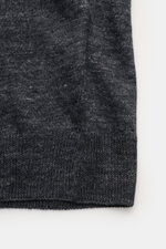 Gran Sasso Leinen Kurzarm-Strickpolo dunkelgrau, Nahaufnahme von Rippbündchen und feinem Strickbild aus reinem Leinen in Slim Fit.