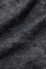 Gran Sasso Leinen Kurzarm-Strickpolo dunkelgrau Nahaufnahme der materialtypischen Struktur und feinem Strickbild aus purem Leinen.