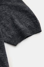 Gran Sasso Leinen Kurzarm-Strickpolo dunkelgrau, Nahaufnahme der Ärmelbündchen, reines Leinen, Slim Fit, Polokragen, 3-Knopf-Leiste, Rippstruktur