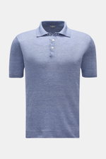 BRAUN Hamburg Leinen Kurzarm-Strickpolo hellblau, frontal fotografiert, Slim Fit, reines Leinen, Polokragen, Drei-Knopf-Leiste, Rippbündchen, feines Strickbild.