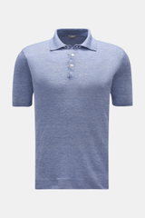 BRAUN Hamburg Leinen Kurzarm-Strickpolo hellblau, frontal fotografiert, Slim Fit, reines Leinen, Polokragen, Drei-Knopf-Leiste, Rippbündchen, feines Strickbild.