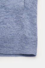 Nahaufnahme des Saums und Rippbündchens vom hellblauen BRAUN Hamburg Leinen Kurzarm-Strickpolo mit feinem Strickbild aus reinem Leinen.