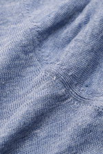 Nahaufnahme des fein gestrickten, hellblauen BRAUN Hamburg Leinen Kurzarm-Strickpolo mit materialtypischer Struktur aus reinem Leinen.