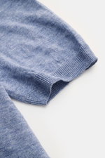 BRAUN Hamburg Leinen Kurzarm-Strickpolo hellblau in Nahaufnahme von oben, zeigt reine Leinenstruktur, Slim Fit, Polokragen und Rippbündchen.
