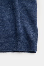 Gran Sasso Leinen Kurzarm-Strickpolo graublau in Slim Fit, mit typischem Polokragen, Drei-Knopf-Leiste und Rippbündchen, Detailansicht der Struktur.