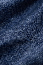 Nahaufnahme des Gran Sasso Leinen Kurzarm-Strickpolo graublau, zeigt die materialtypische Struktur, das feine Strickbild und komfortable Rippbündchen aus reinen Leinen.