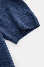 Gran Sasso Leinen Kurzarm-Strickpolo graublau, Nahaufnahme der Rippbündchen und fein strukturierter Leinen-Strickware in Slim Fit, seitliche Perspektive.