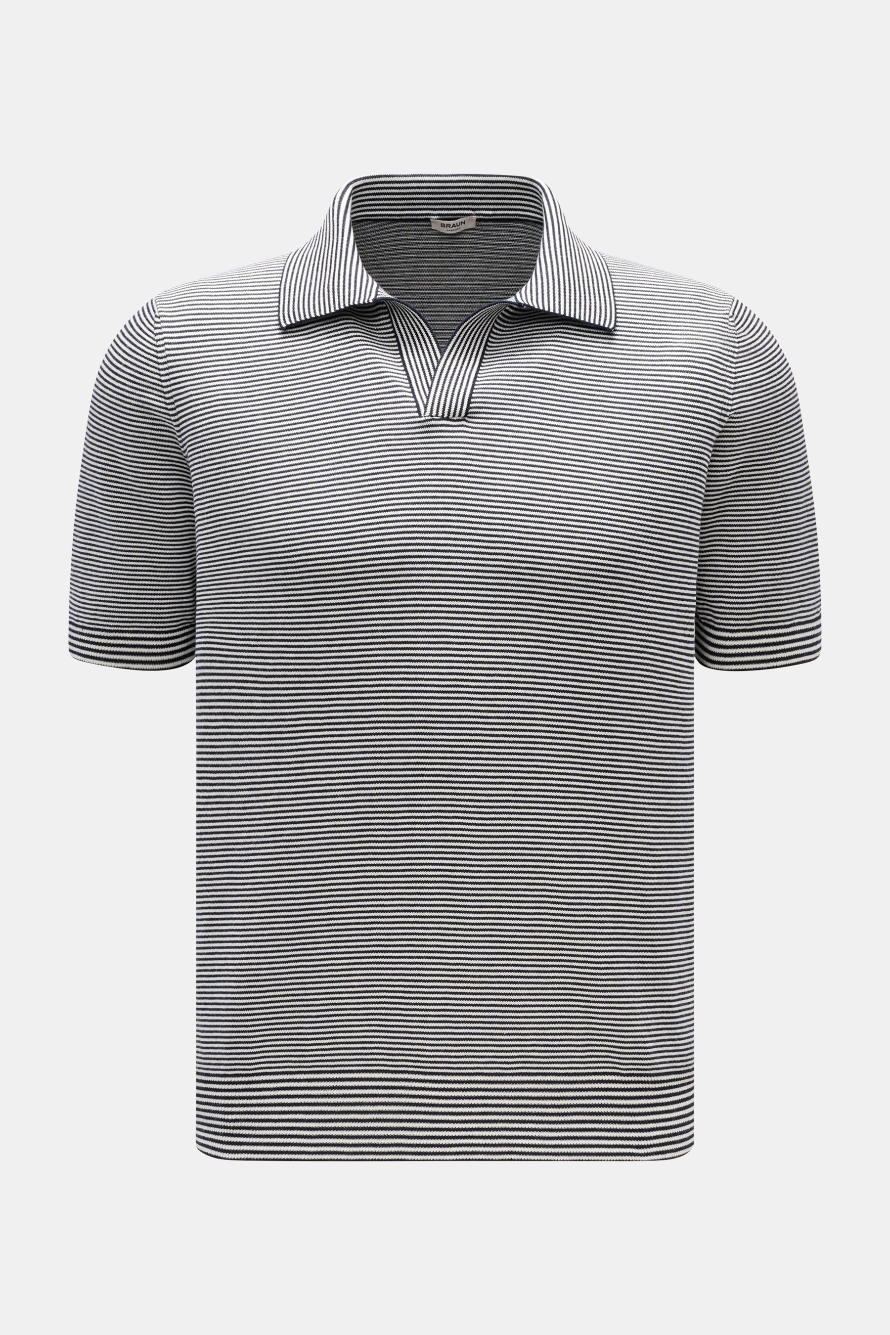 Frontale Nahaufnahme des BRAUN Hamburg Kurzarm-Strickpolo navy/weiß gestreift mit Slim Fit, offenem Kragen und feinem Streifenmuster aus reiner Baumwolle.