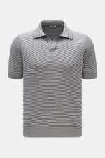 Frontale Nahaufnahme des BRAUN Hamburg Kurzarm-Strickpolo navy/weiß gestreift mit Slim Fit, offenem Kragen und feinem Streifenmuster aus reiner Baumwolle.