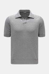 Frontale Nahaufnahme des BRAUN Hamburg Kurzarm-Strickpolo navy/weiß gestreift mit Slim Fit, offenem Kragen und feinem Streifenmuster aus reiner Baumwolle.