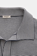 Nahaufnahme des offenen Kragens vom BRAUN Hamburg Kurzarm-Strickpolo navy/weiß gestreift aus reiner Baumwolle mit feinem Streifenmuster.