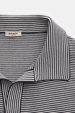 Nahaufnahme des offenen Kragens vom BRAUN Hamburg Kurzarm-Strickpolo navy/weiß gestreift aus reiner Baumwolle mit feinem Streifenmuster.