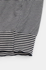 BRAUN Hamburg Kurzarm-Strickpolo navy/weiß gestreift, Detailaufnahme der offenen Kragenleiste, Slim Fit, reine Baumwolle, feines Streifenmuster.