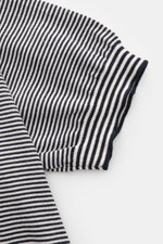 Nahaufnahme des Ärmels vom BRAUN Hamburg Kurzarm-Strickpolo navy/weiß gestreift aus reiner Baumwolle mit feinem Strickbild und komfortablem Rippbündchen.