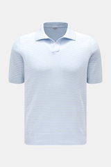 BRAUN Hamburg Kurzarm-Strickpolo hellblau/weiß gestreift, Slim Fit, Baumwolle, offene Kragenleiste, Rippbündchen, frontale Nahaufnahme.