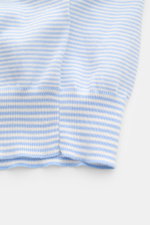 BRAUN Hamburg Kurzarm-Strickpolo hellblau/weiß gestreift, Detailaufnahme von Rippbündchen und feinem Baumwollstrick mit Slim Fit und offener Kragenleiste.