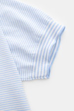 BRAUN Hamburg Kurzarm-Strickpolo hellblau/weiß gestreift, Detailansicht Ärmel und offene Kragenleiste, Slim Fit, reine Baumwolle, feines Strickbild.