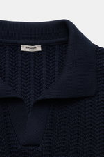 Gran Sasso Kurzarm-Strickpolo navy in Slim Fit, aus reiner Baumwolle mit markantem Strickbild, offener Kragenleiste, breiten Rippbündchen, Nahaufnahme von oben.
