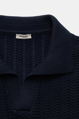 Gran Sasso Kurzarm-Strickpolo navy in Slim Fit, aus reiner Baumwolle mit markantem Strickbild, offener Kragenleiste, breiten Rippbündchen, Nahaufnahme von oben.