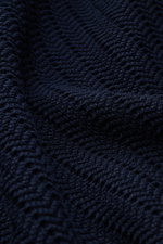 Gran Sasso Kurzarm-Strickpolo navy in Nahaufnahme aus schräger Perspektive, zeigt markantes Strickbild und griffige Baumwollqualität.