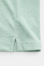 Nahaufnahme des unteren Saums mit kurzem Schlitz des mintgrünen MC2 Saint Barth Frottee-Poloshirts 'Jeremy' aus weichem Lyocell-Baumwollmix.