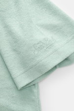 MC2 Saint Barth Frottee-Poloshirt 'Jeremy' mintgrün, Nahaufnahme der Ärmel mit weichem Lyocell-Baumwoll-Frottee und Logo-Stitching, Slim Fit, offener Kragen.