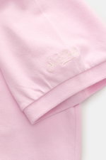 MC2 Saint Barth Poloshirt 'Charles' rosé, Nahaufnahme des elastischen Baumwoll-Piqué-Stoffs, Rippbündchen und Logo-Stitching am Ärmel, Detail von unten fotografiert.