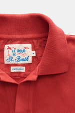 Nahaufnahme aus schräger Vogelperspektive auf den Kragen des MC2 Saint Barth Poloshirts 'Charles' rot aus elastischem Baumwoll-Piqué mit Label.