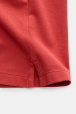 Nahaufnahme des roten MC2 Saint Barth Poloshirt 'Charles' aus elastischem Baumwoll-Piqué, Detailansicht von Ärmel und Saumschlitzen.