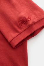Nahaufnahme des Ärmelendes eines MC2 Saint Barth Poloshirts 'Charles' rot, fotografiert aus seitlicher Perspektive, zeigt elastischen Baumwoll-Piqué, weichen Griff, Rippbündchen und tonales Logo-Stitching.