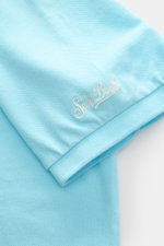 MC2 Saint Barth Poloshirt 'Charles' türkis, Detailaufnahme des Ärmels mit weißem Logo-Stitching, elastisches Baumwoll-Piqué, weicher Griff, Rippbündchen, Slim Fit, offene Kragenleiste, kurze Saumschlitze, fotografiert aus Nahaufnahme seitlich.