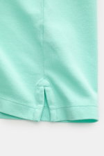 Nahaufnahme des mintgrünen MC2 Saint Barth Poloshirts 'Charles', fotografiert aus seitlicher Perspektive auf die kurze Saumschlitze im elastischen Baumwoll-Piqué mit weichem Griff.