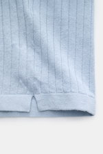 MC2 Saint Barth Kurzarm-Strickpolo rauchblau, Detailfoto von unten mit feinem Strukturstrick, offenem Kragen, Rippbündchen und Saumschlitzen.