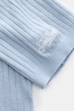 MC2 Saint Barth Kurzarm-Strickpolo rauchblau, Detailaufnahme von Rippstruktur und Sticklogo, weicher Leinen-Baumwoll-Mix, Slim Fit, Saumschlitze.