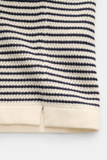 Nahaufnahme des MC2 Saint Barth Kurzarm-Strickpolo 'Sloan' creme/navy gestreift, feiner Baumwoll-Strick mit luftiger, körniger Struktur und Saum mit kurzen Schlitzen.