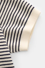 Nahaufnahme von cremefarbenem Ärmel mit navy Streifen des MC2 Saint Barth Kurzarm-Strickpolo 'Sloan' creme/navy gestreift, feiner Baumwollstruktur, luftiger Haptik.
