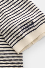 MC2 Saint Barth Kurzarm-Strickpolo 'Sloan' creme/navy gestreift, Detailaufnahme von Ärmel und Saum mit feinem Baumwollstrukturstrick, luftige Haptik.
