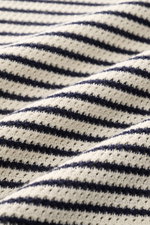 Nahaufnahme des luftigen Strukturstricks vom MC2 Saint Barth Kurzarm-Strickpolo 'Sloan' creme/navy gestreift, Detail von feinem Baumwollstoff.