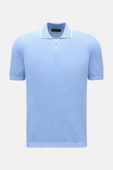Front view of the Moorer Kurzarm-Strickpolo 'Coty' hellblau meliert, a slim fit short-sleeve knit polo in light blue cotton with a soft grip, fine knit, hidden zipper, ribbed cuffs, and a polo collar with a narrow contrast edge. Mehr als ein Basic: Für da