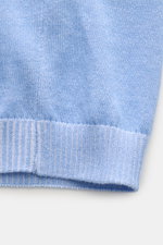 Close-up front view of the ribbed cuff on the light blue melange Moorer Kurzarm-Strickpolo 'Coty' made of pure cotton with a soft grip and fine knit pattern, featuring slim fit, polo collar with narrow contrast edge, hidden zipper, and comfortable ribbed 