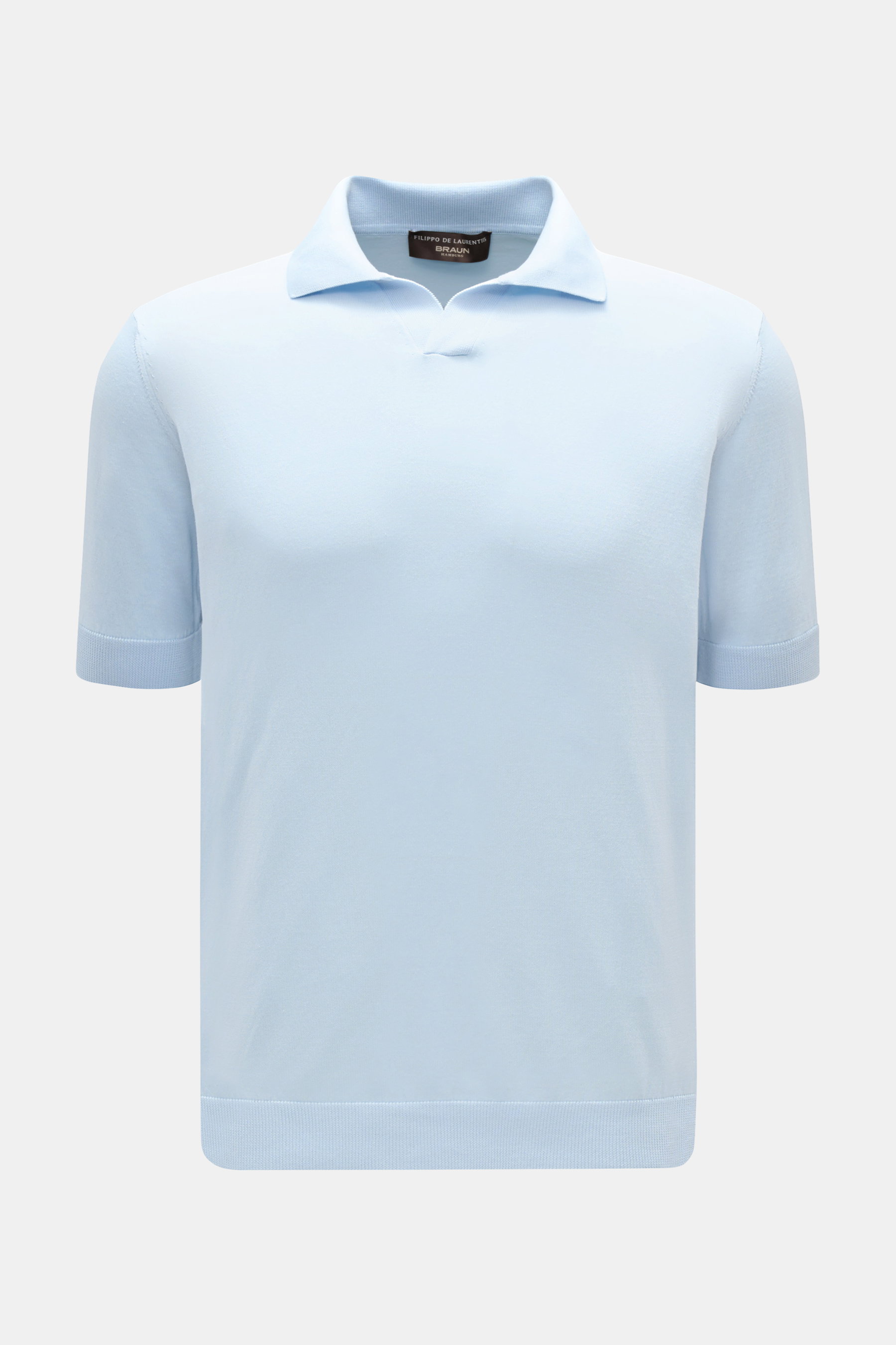 Filippo de Laurentiis Kurzarm-Strickpolo hellblau, slim fit, feines Baumwollstrick, Polokragen mit offener Kragenleiste, frontale Ansicht.